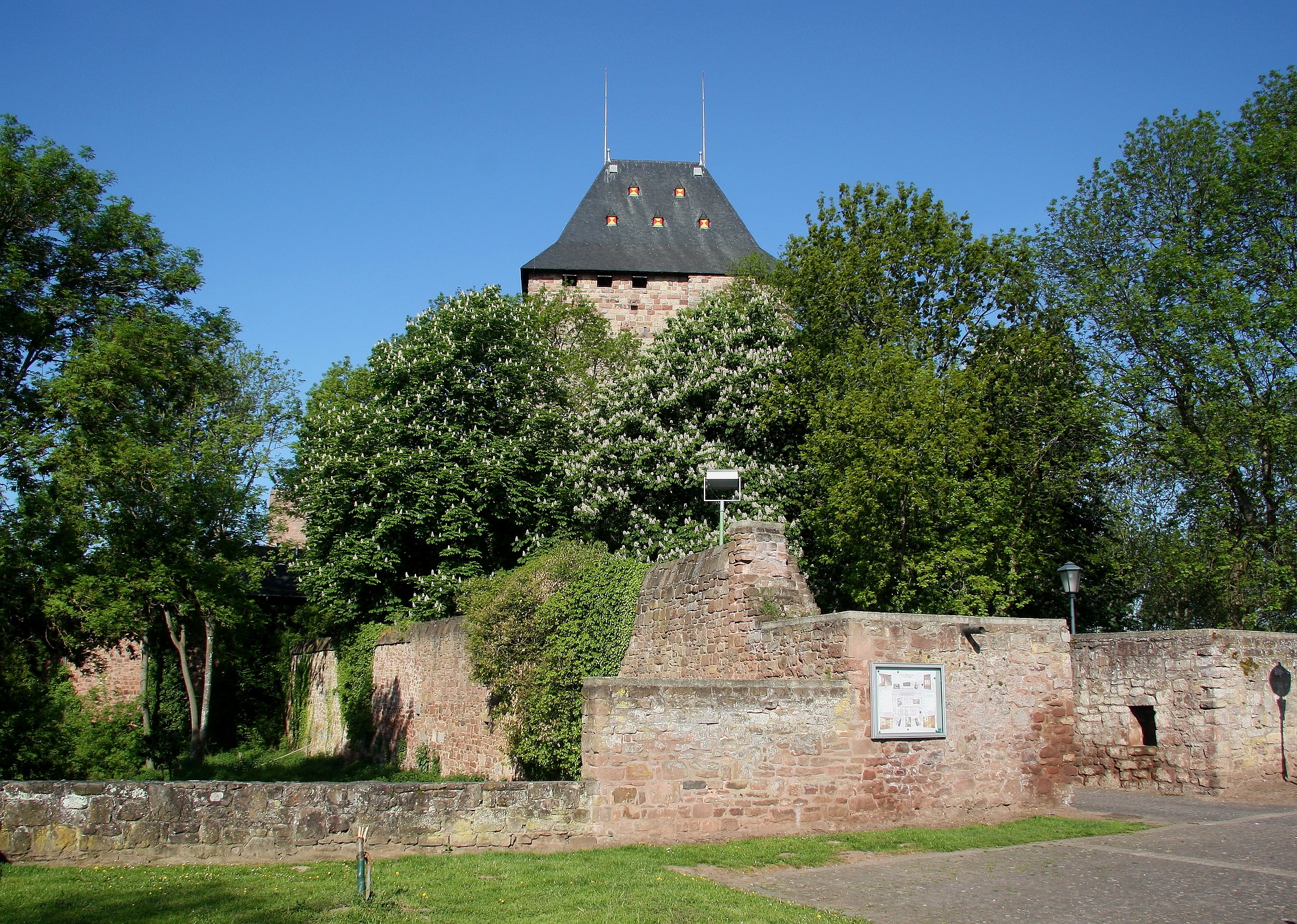 Familientag auf Burg Nideggen: Was war vor und nach dem Mittelalter?